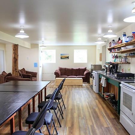 C&N Backpackers - Ucluelet Hostel Exterior photo