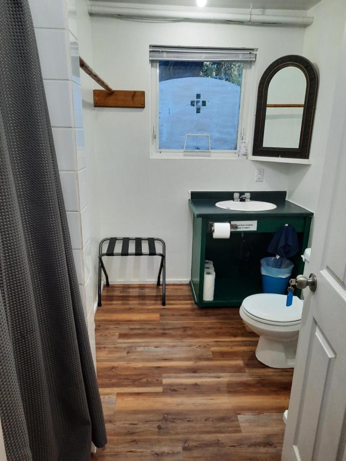 C&N Backpackers - Ucluelet Hostel Exterior photo