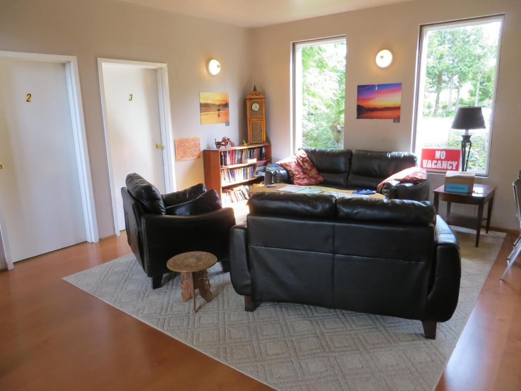 C&N Backpackers - Ucluelet Hostel Exterior photo